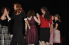 Sechs Frauen tanzen zu zweit