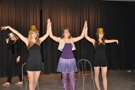 Spears und drei Tänzerinnen bei einem Auftritt
